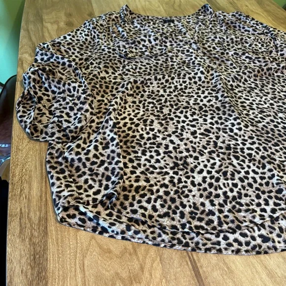 Torrid Harper Cheetah Print Chest Pockets Blouse Top Womens Plus Size 5 Roll Tab - Picture 2 of 9